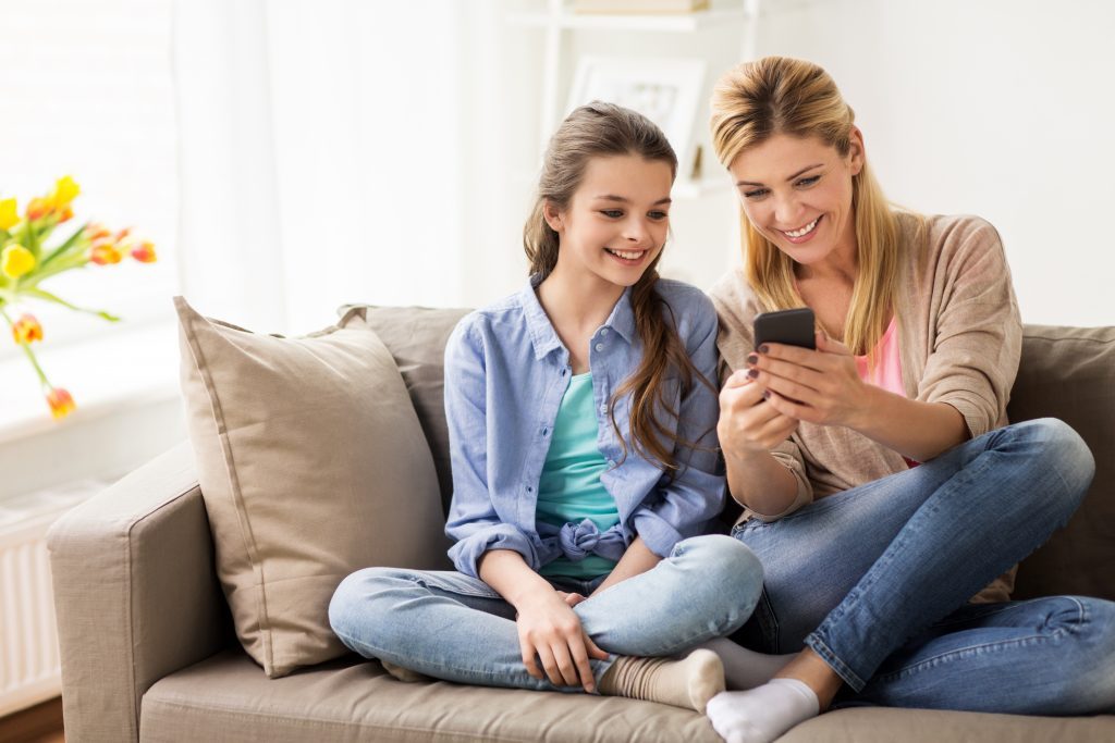 jeune sur téléphone