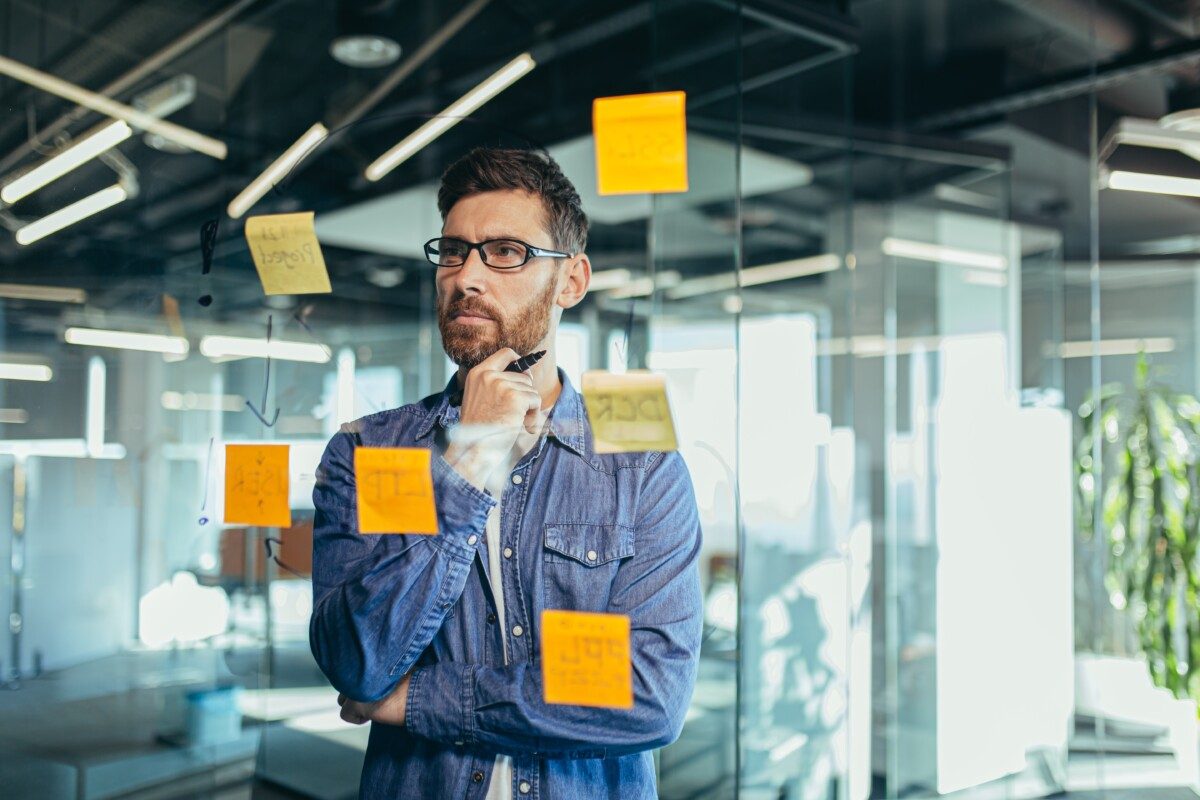 Homme qui défini ses objectifs avec des post-it